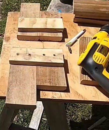 Taburete infantil con un simple tablón 1